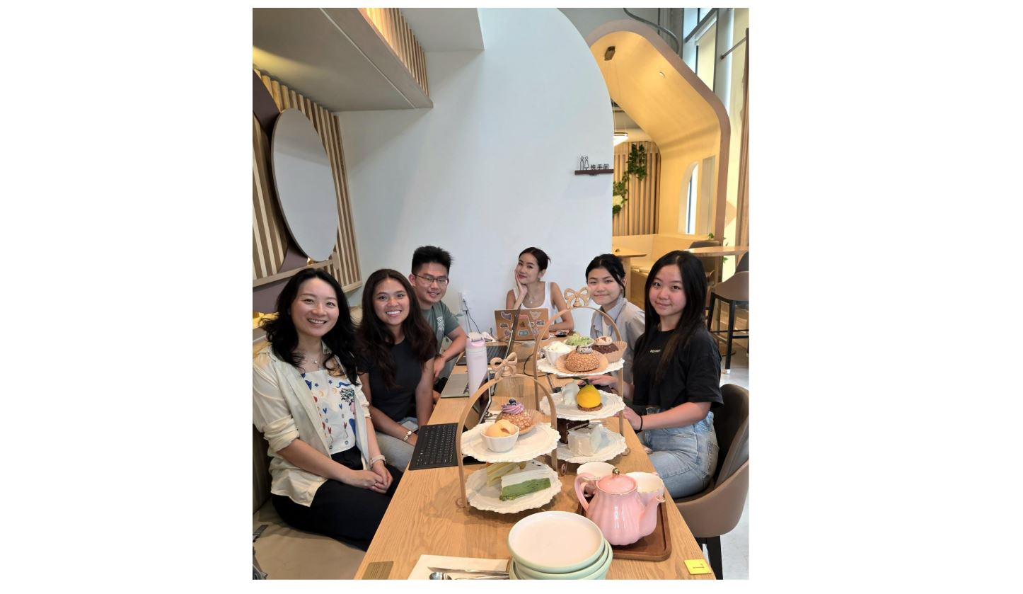 Group photo of the full research group at a cafe